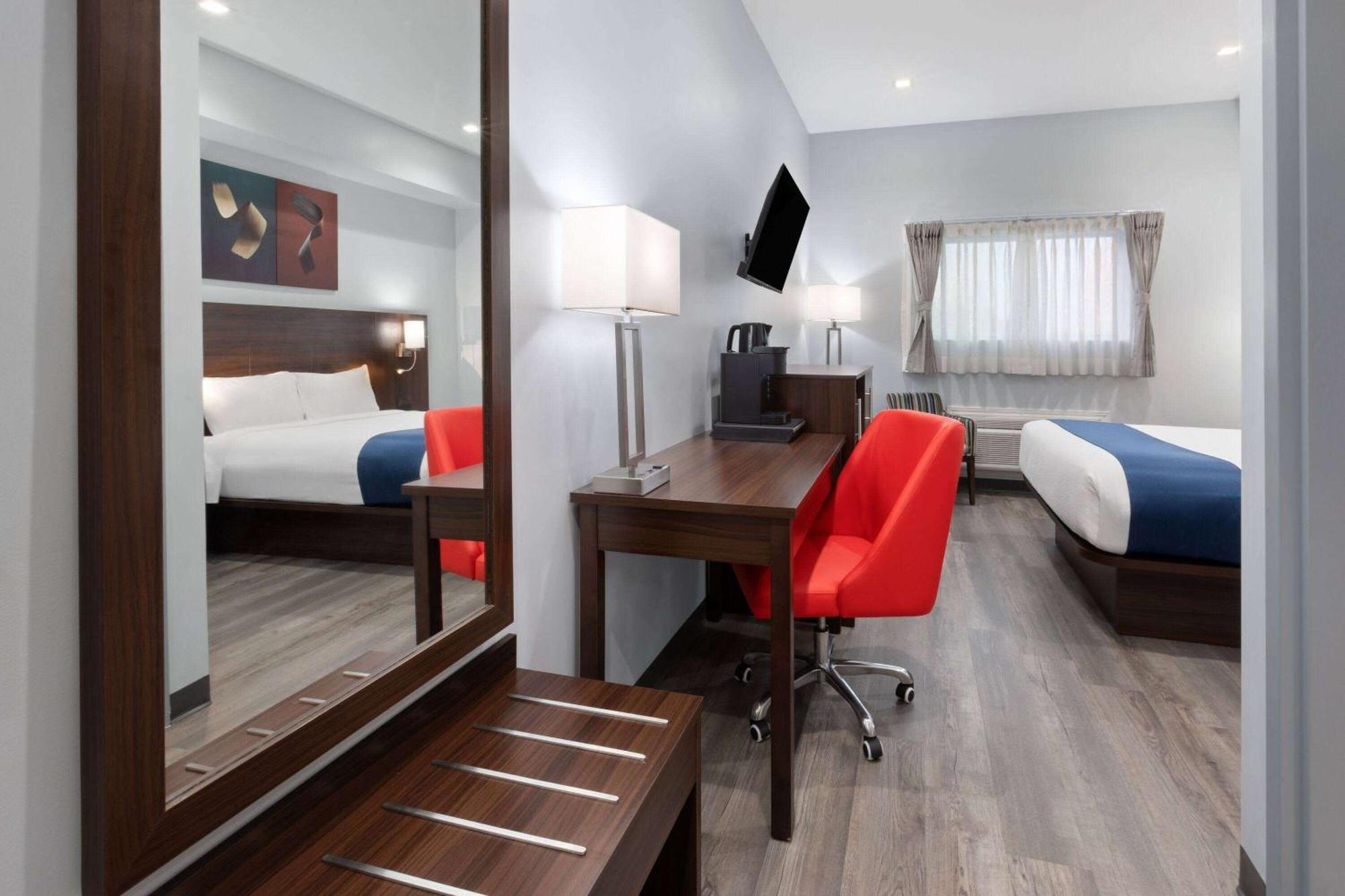 Travelodge By Wyndham Cochrane Εξωτερικό φωτογραφία